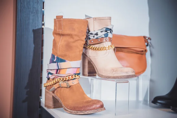 Autumn women's boots lying on the shelf — Stock Photo, Image