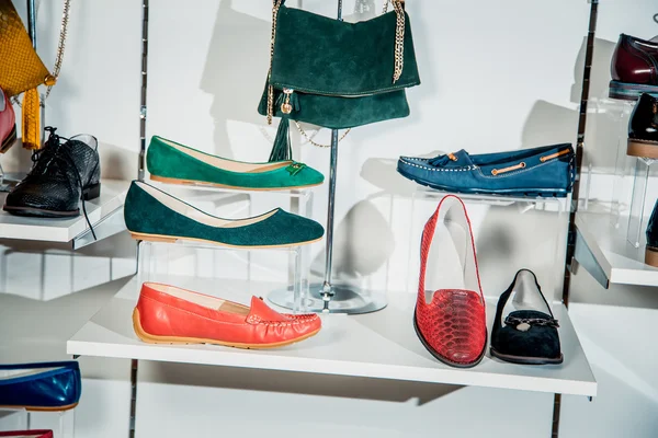 Women's shoes on the shelf in the shop sale — Stock Photo, Image