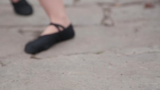 Bir taş üzerine gül koyarak balerin — Stok video