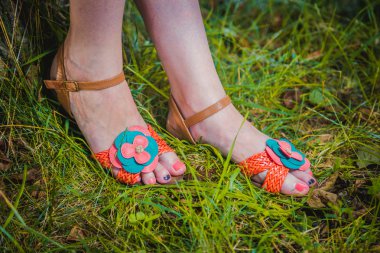 Sandalet kızın ayakları üzerinde