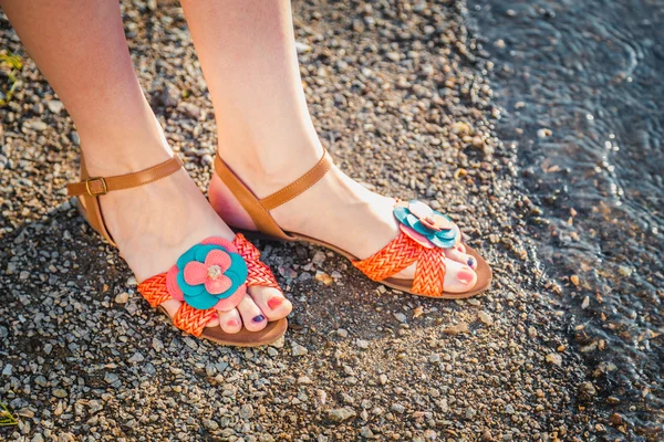 Sandalias en los pies de la chica — Foto de Stock