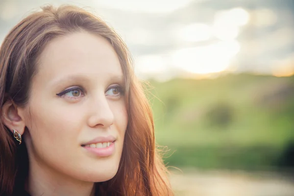 Presenta la compañía de una hermosa cara de chica — Foto de Stock