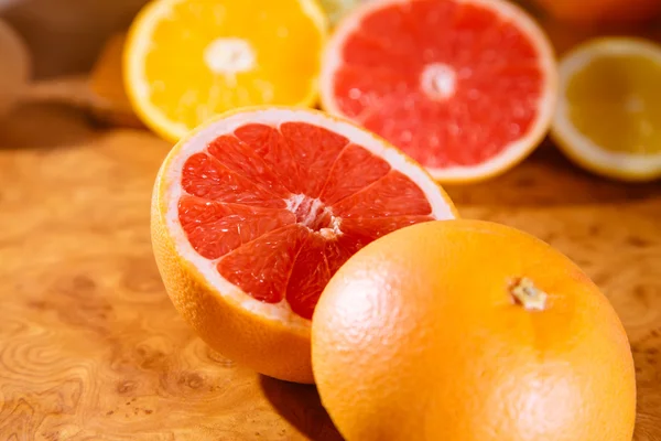 Fruta cortada en la mesa de la cocina — Foto de Stock