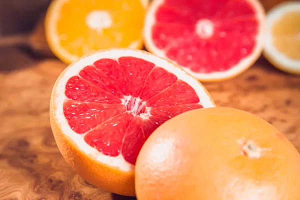 Срезать фрукты на кухонном столе — стоковое фото
