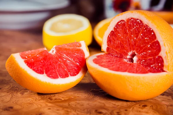 Frutta tagliata sul tavolo della cucina — Foto Stock