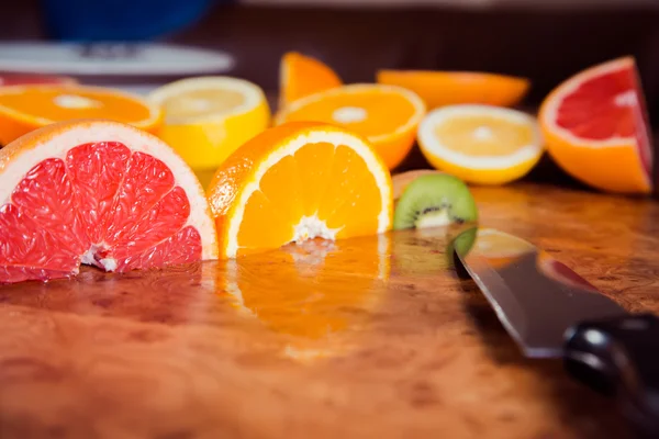 トラフィック ライト フルーツ、テーブルの上の果物 — ストック写真