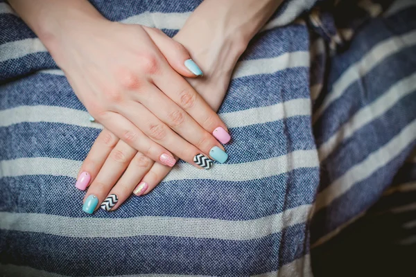 Dziewczyna pokazuje niebieski do manicure — Zdjęcie stockowe