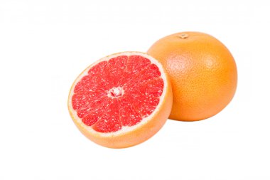 Beyaz arka planda dilimlenmiş greyfurt.