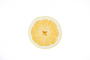 Beyaz bir arka plan üzerine bir kesim limon