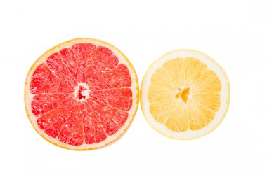Beyaz bir arka plan üzerine bir kesim, limon ve greyfurt