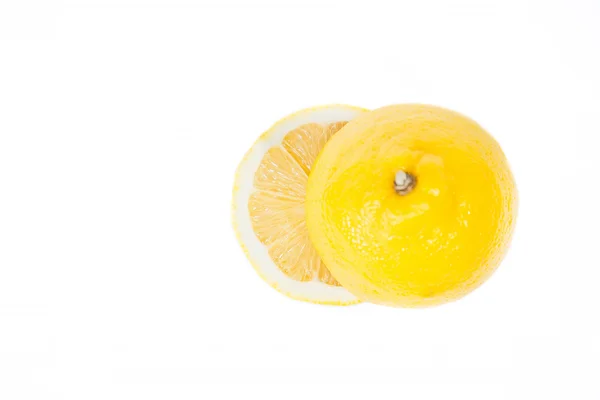 Couper le citron sur un fond blanc — Photo