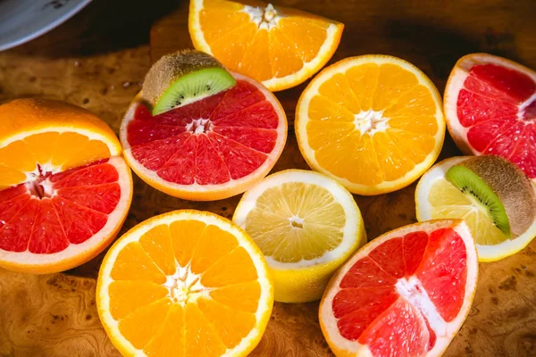 Ensalada de frutas, fruta en rodajas, kiwi, naranja, limón, pomelo — Foto de Stock