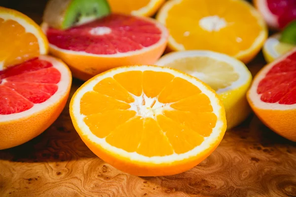 Ensalada de frutas, fruta en rodajas, kiwi, naranja, limón, pomelo — Foto de Stock