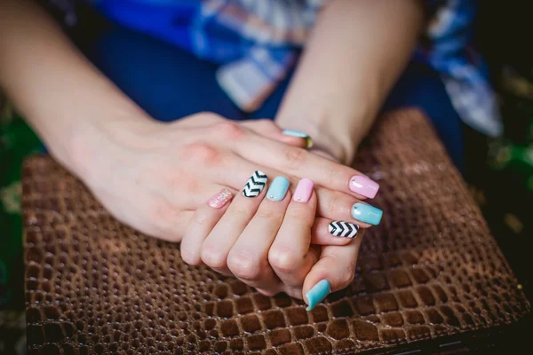 La manicura femenina sobre el fondo de las pieles de cocodrilo —  Fotos de Stock