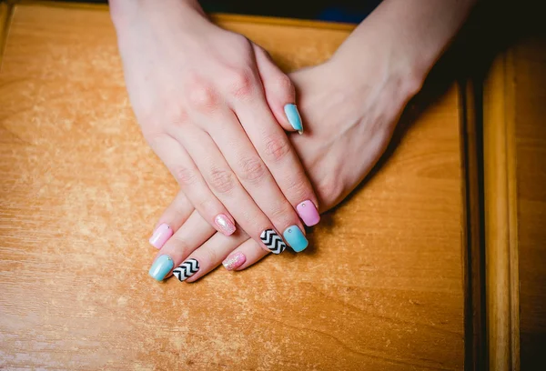 Manicure delle donne su uno sfondo di legno — Foto Stock