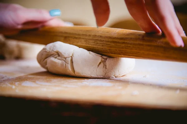 Transexuelle main roulé pâte sur une pizza — Photo