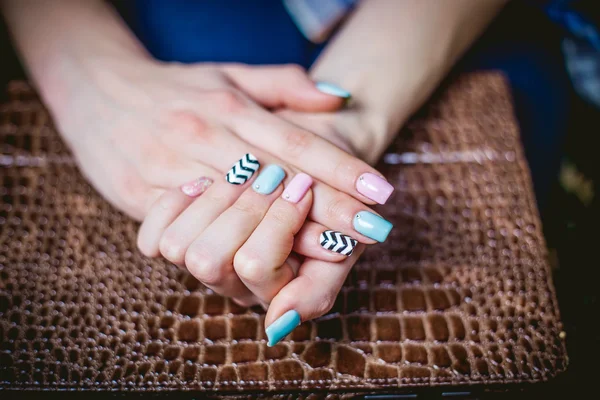 Manicure delle donne su uno sfondo di pelli di coccodrillo — Foto Stock