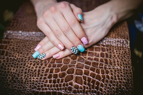 Manicure delle donne su uno sfondo di pelli di coccodrillo — Foto Stock