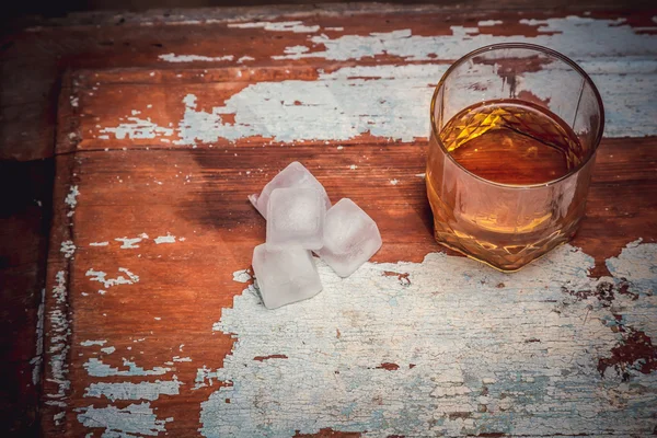 Винтажное старое фото виски на деревянной вешалке со льдом — стоковое фото