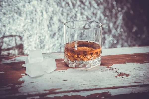 Whisky im Glas auf silbernem Hintergrund — Stockfoto