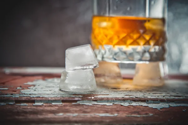 Eiswürfel im Supermarkt-Whisky — Stockfoto