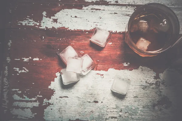 Винтажное старое фото виски на деревянной вешалке со льдом — стоковое фото