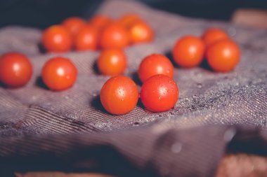 dağınık kiraz domates