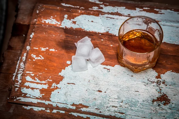 Altes Foto von Whisky auf einem Holzgestell mit Eis — Stockfoto