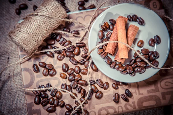 Cannelle et déversement de grains de café — Photo