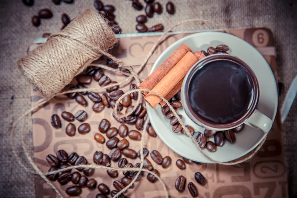 Csésze fekete kávé, egy notebook, kávé — Stock Fotó