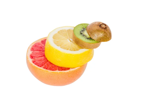 A talapzaton a gyümölcsök alá tartozó gyümölcs, mérleg, grapefruit, kiwi, citrom — Stock Fotó