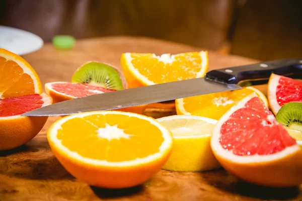 meyve salatası bıçak kesiyor