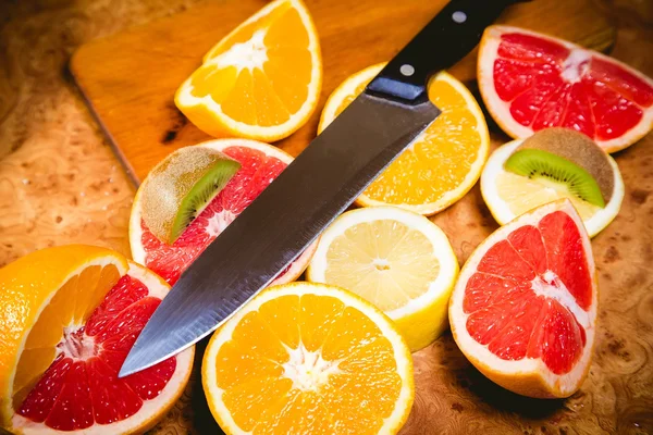 ナイフ カット フルーツ サラダ — ストック写真
