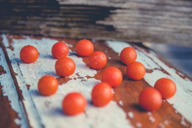 Ahşap arka plan üzerinde yağmurda domates
