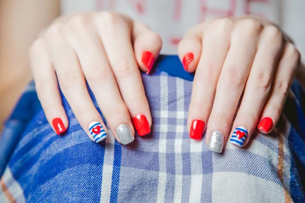 şık çok renkli manikür