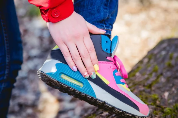 Kız spor ayakkabı dokunur