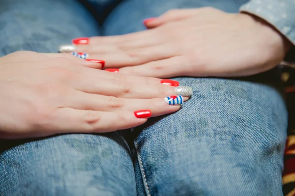 Ragazza mostra manicure elegante — Foto Stock