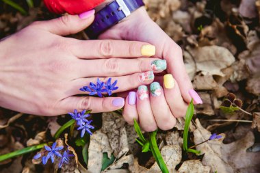 çiçekler bir arka plan üzerinde manikür