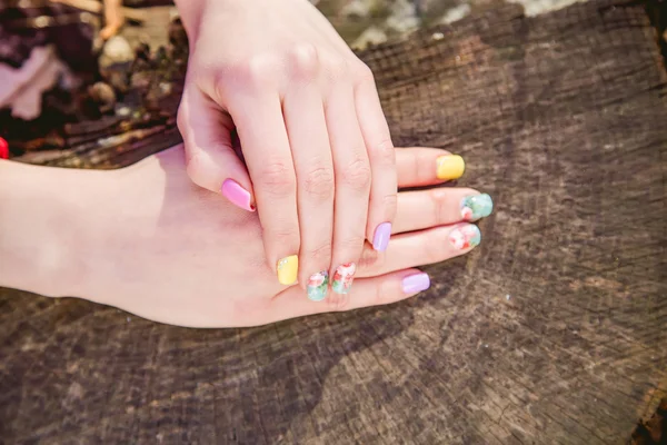 Manicure na tle cięcia drewna — Zdjęcie stockowe