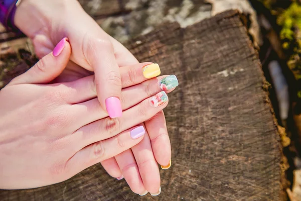 Manicure su uno sfondo di legno tagliato — Foto Stock