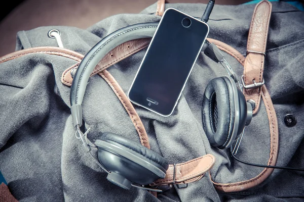 Música para viajar por las montañas, Auriculares para teléfono — Foto de Stock