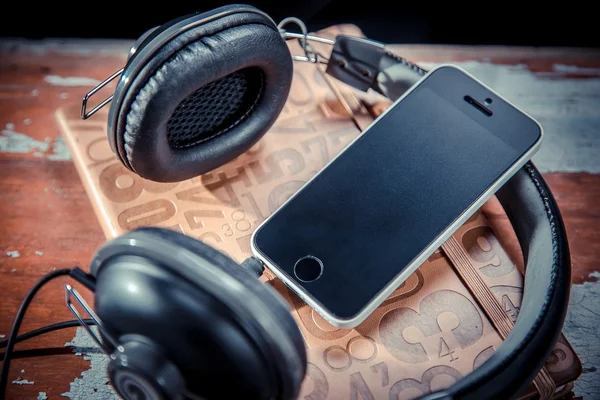 Pad telefonico, cuffie, musica — Foto Stock