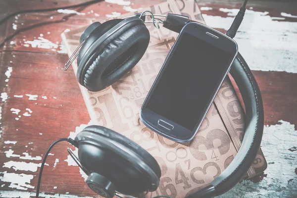 Headphones and phone vintage photos, listen to music — Stock Photo, Image