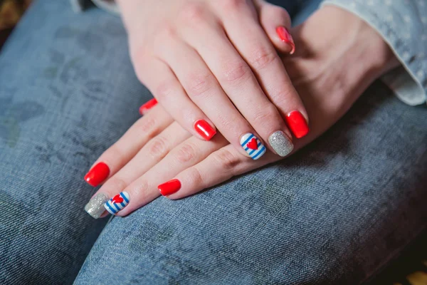 Kız şık manikür gösterir
