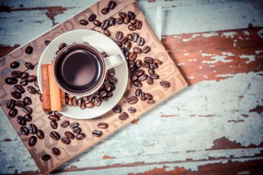 bir defter, kahve üzerinde siyah kahve