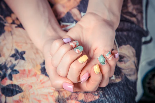 Manicure sulla tovaglia di fiori — Foto Stock