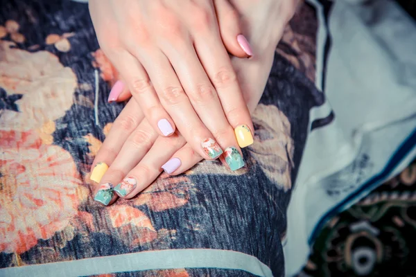 Manicure on the tablecloth of flowers — Stock Photo, Image