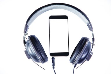 telefon ve kulaklık beyaz zemin üzerine