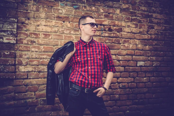 Erkek model kamera için poz erkek giyim