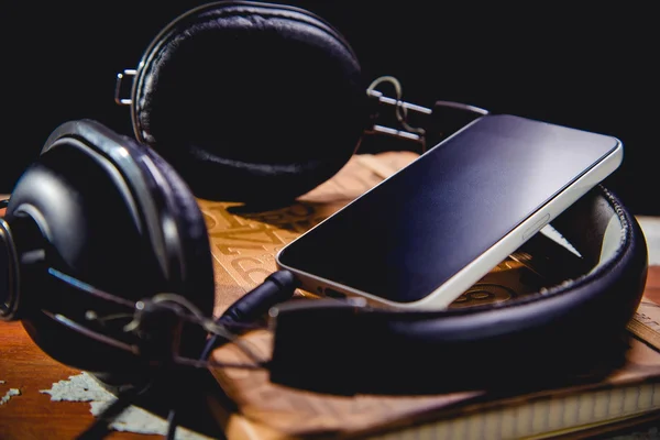 Auriculares y fotos vintage del teléfono, escuchar música — Foto de Stock